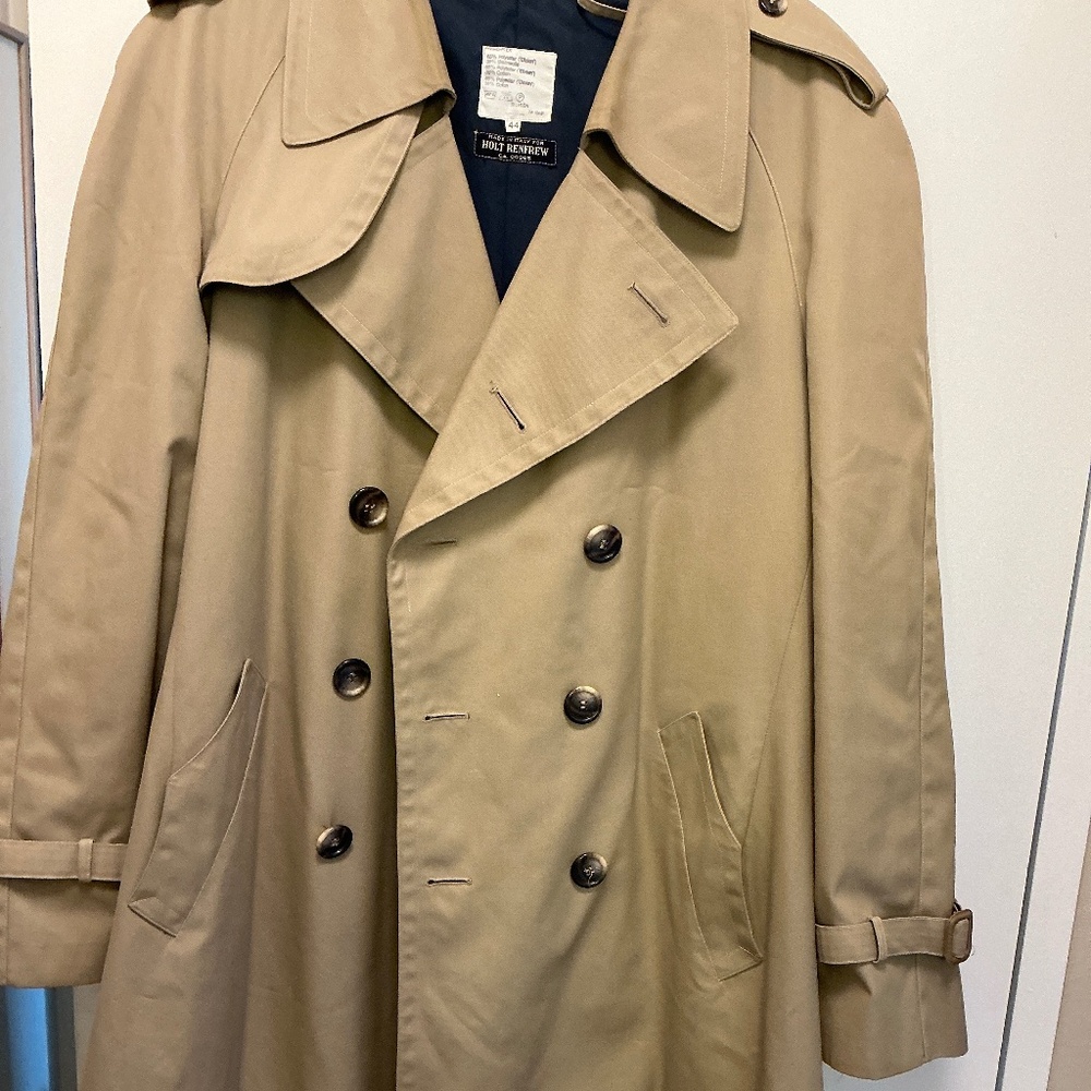 Trenchcoat/raincoat, full length. Two pockets outside,1 pocket inside.